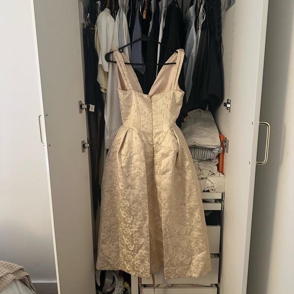 HOUSE OF CB - PALOMA

NWT AND PROTECT TAG- Ivory Metallic Jacquard Midi Dress - Picture 9 of 9